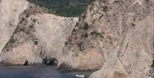 Κόβει την ανάσα: Διάσωση τουρίστα στην Κεφαλονιά από ελικόπτερο του Πολεμικού Ναυτικού [βίντεο] | iefimerida.gr 0