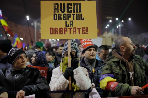 Ρουμανία: Μετά το σάλο, πήρε πίσω το διάταγμα για την διαφθορά ο πρωθυπουργός | iefimerida.gr 1