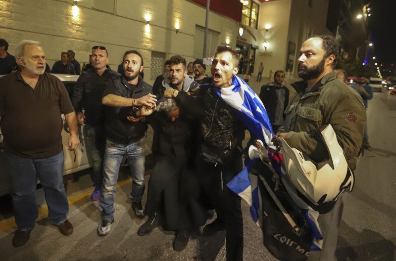 Εικόνες ντροπής και πάλι στην παράσταση «Η ώρα του Διαβόλου» -Κατάρες από ιερείς, ξύλο με τα ΜΑΤ [εικόνες & βίντεο] | iefimerida.gr 10