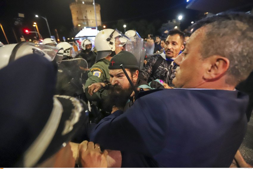 Εικόνες ντροπής και πάλι στην παράσταση «Η ώρα του Διαβόλου» -Κατάρες από ιερείς, ξύλο με τα ΜΑΤ [εικόνες & βίντεο] | iefimerida.gr 11