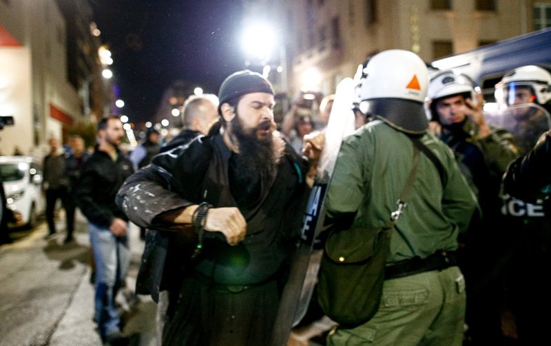 Εικόνες ντροπής και πάλι στην παράσταση «Η ώρα του Διαβόλου» -Κατάρες από ιερείς, ξύλο με τα ΜΑΤ [εικόνες & βίντεο] | iefimerida.gr 9