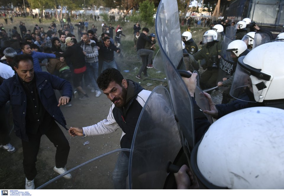 Διαβατά: Χημικά και πετροπόλεμος μεταξύ ΜΑΤ και προσφύγων -Τραυματίστηκε αστυνομικός [εικόνες & βίντεο] | iefimerida.gr 3