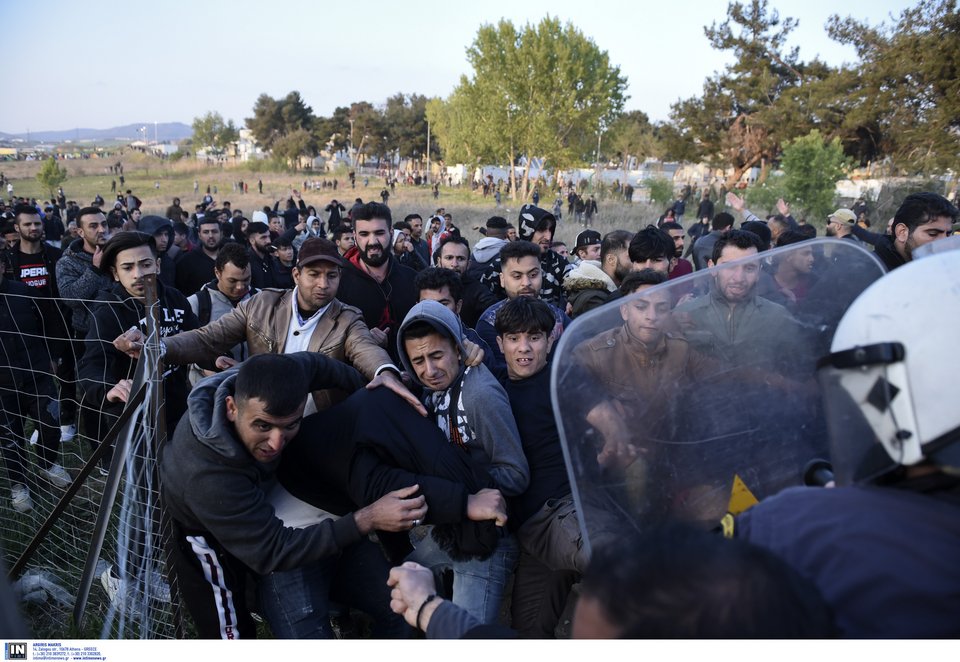 Διαβατά: Χημικά και πετροπόλεμος μεταξύ ΜΑΤ και προσφύγων -Τραυματίστηκε αστυνομικός [εικόνες & βίντεο] | iefimerida.gr 4