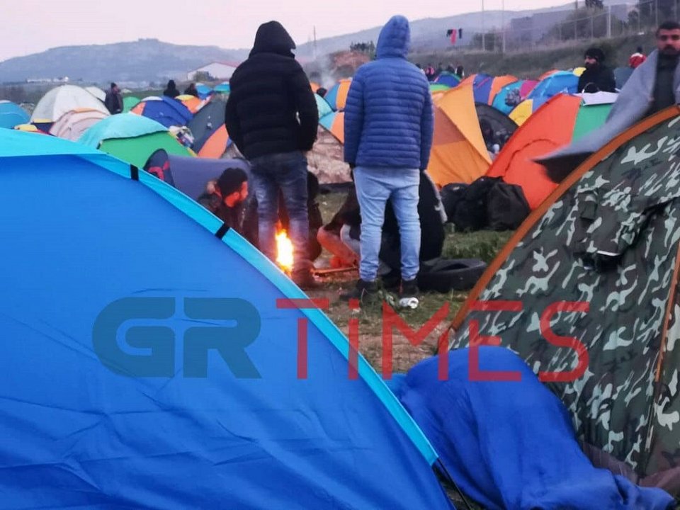 Οι πρόσφυγες κατασκήνωσαν έξω από τη δομή φιλοξενίας