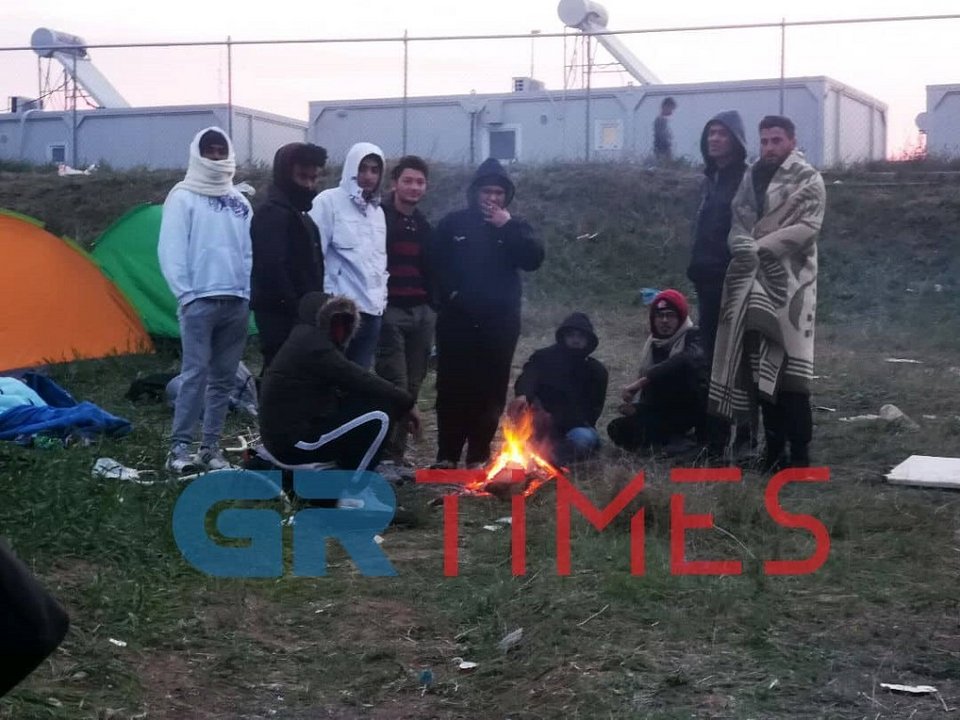 Οι πρόσφυγες άναψαν φωτιές για να ζεσταθούν