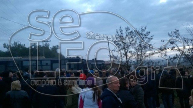 Επιχείρηση της αστυνομίας τα ξημερώματα στο στρατόπεδο στα Διαβατά -Ξεσηκώθηκαν οι κάτοικοι [εικόνες & βίντεο] | iefimerida.gr 2