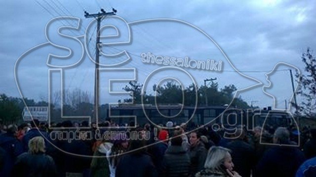 Επιχείρηση της αστυνομίας τα ξημερώματα στο στρατόπεδο στα Διαβατά -Ξεσηκώθηκαν οι κάτοικοι [εικόνες & βίντεο] | iefimerida.gr 3