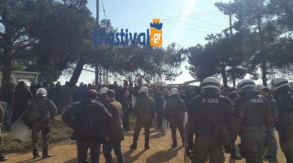 Ενταση στα Διαβατά για το κέντρο προσφύγων -Οι κάτοικοι έριξαν τον φράχτη του στρατοπέδου [εικόνες & βίντεο] | iefimerida.gr 0