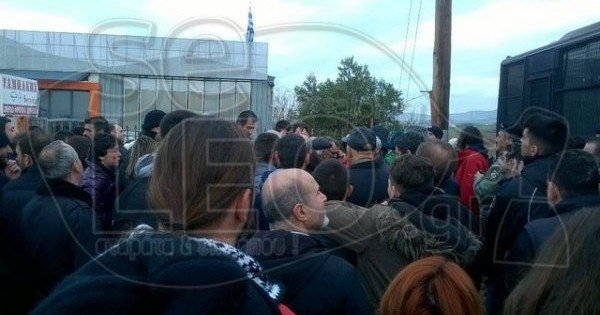 Στα κάγκελα οι κάτοικοι στα Διαβατά για τα hotspots– Προπηλάκισαν τον δήμαρχο [εικόνες & βίντεο] | iefimerida.gr 0