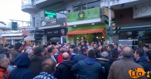 Στα κάγκελα οι κάτοικοι στα Διαβατά για τα hotspots– Προπηλάκισαν τον δήμαρχο [εικόνες & βίντεο] | iefimerida.gr 2