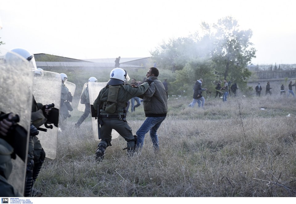 Διαβατά: Χημικά και πετροπόλεμος μεταξύ ΜΑΤ και προσφύγων -Τραυματίστηκε αστυνομικός [εικόνες & βίντεο] | iefimerida.gr 2