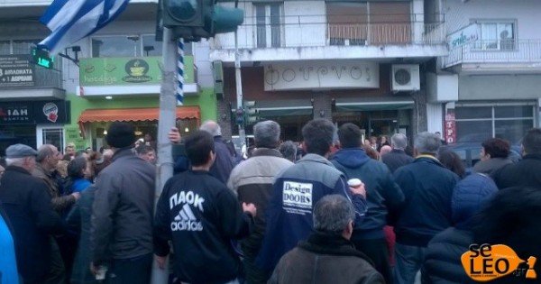 Στα κάγκελα οι κάτοικοι στα Διαβατά για τα hotspots– Προπηλάκισαν τον δήμαρχο [εικόνες & βίντεο] | iefimerida.gr 1