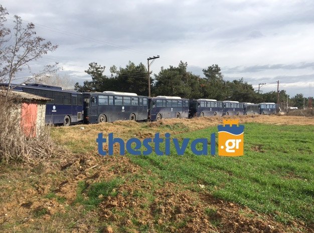 «Βράζουν» τα Διαβατά για δεύτερη ημέρα -Αντιμέτωποι με τα ΜΑΤ οι κάτοικοι [εικόνες & βίντεο] | iefimerida.gr 1