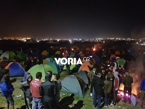 Οι πρόσφυγες πέρασαν τη νύχτα σε σκηνές και άναψαν φωτιές για να ζεσταθούν