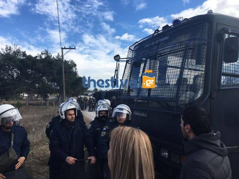 «Βράζουν» τα Διαβατά για δεύτερη ημέρα -Αντιμέτωποι με τα ΜΑΤ οι κάτοικοι [εικόνες & βίντεο] | iefimerida.gr 0