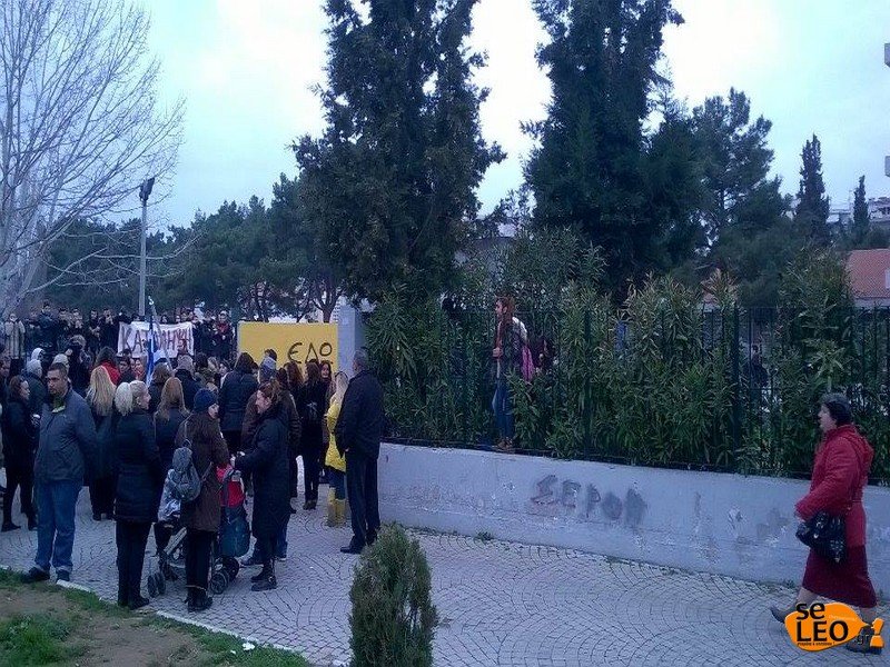 Διαμαρτυρίες και στα Διαβατά ενάντια στη δημιουργία του κέντρου μετεγκατάστασης προσφύγων [εικόνες] | iefimerida.gr 2