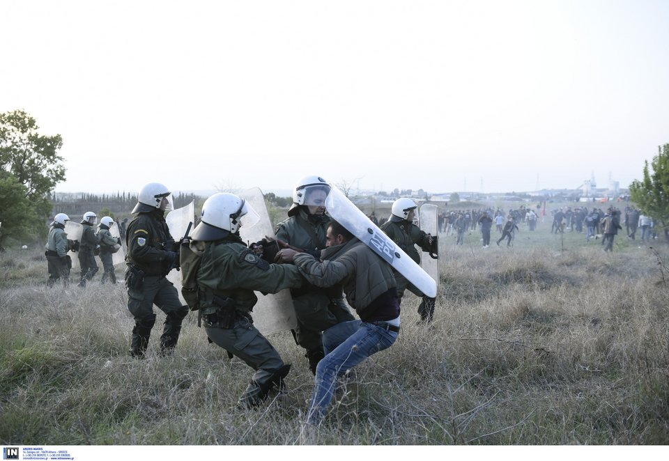 Διαβατά: Χημικά και πετροπόλεμος μεταξύ ΜΑΤ και προσφύγων -Τραυματίστηκε αστυνομικός [εικόνες & βίντεο] | iefimerida.gr 5