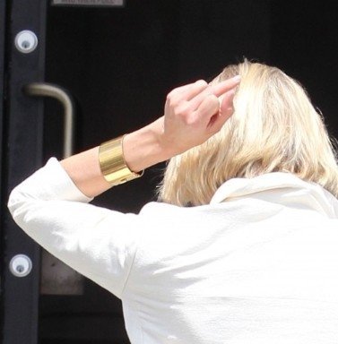 Χολιγουντιανή ηθοποιός χαιρετά - καθόλου ευγενικά - τους παπαράτσι! [εικόνες] | iefimerida.gr 0