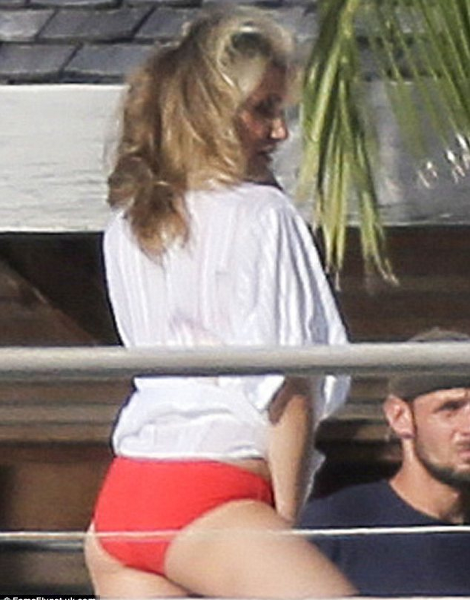 Ανέμελη και αεράτη η Κάμερον Ντίαζ «βολτάρει» αποκαλύπτοντας περισσότερα απ' ότι πρέπει [εικόνες] | iefimerida.gr 0