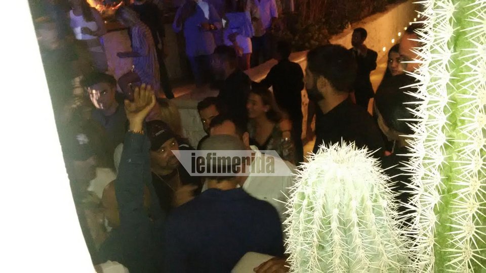 Ολο το Nammos κοίταζε τον Ντι Κάπριο -Με τραγιάσκα, ηλεκτρονικό τσιγάρο και στρατιά Αγγέλων στη συναυλία του Ρέμου [εικόνες & βίντεο] | iefimerida.gr 0