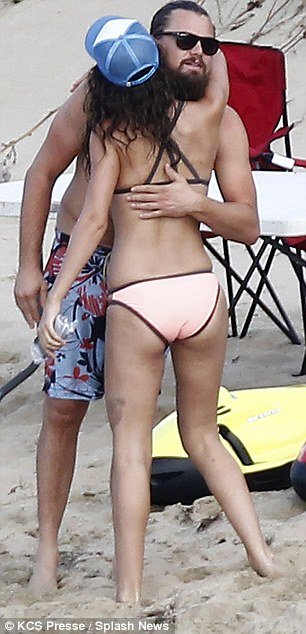 O «πασάς» ΝτιΚάπριο & το χαρέμι με τα μπικίνι-Γλέντησε σε παραλία με ένα τσούρμο γυναίκες [εικόνες] | iefimerida.gr 9