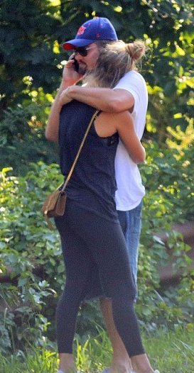 Ντι Κάπριο μετά το τρακάρισμα - Προστάτευσε την οδηγό και είχε αγκαλιά την σύντροφό του [εικόνες & βίντεο] | iefimerida.gr 0