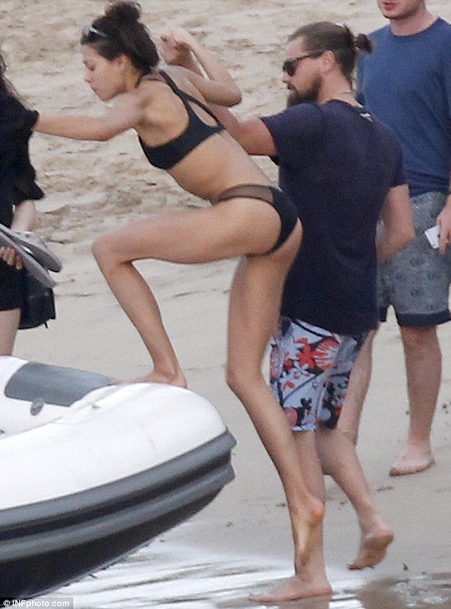 O «πασάς» ΝτιΚάπριο & το χαρέμι με τα μπικίνι-Γλέντησε σε παραλία με ένα τσούρμο γυναίκες [εικόνες] | iefimerida.gr 1