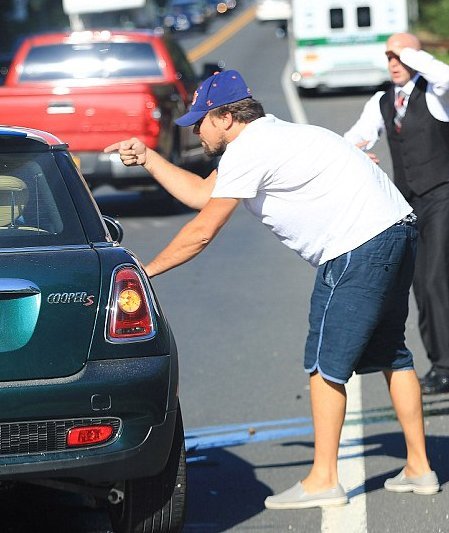 Ντι Κάπριο μετά το τρακάρισμα - Προστάτευσε την οδηγό και είχε αγκαλιά την σύντροφό του [εικόνες & βίντεο] | iefimerida.gr 2