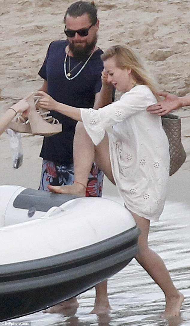 O «πασάς» ΝτιΚάπριο & το χαρέμι με τα μπικίνι-Γλέντησε σε παραλία με ένα τσούρμο γυναίκες [εικόνες] | iefimerida.gr 3