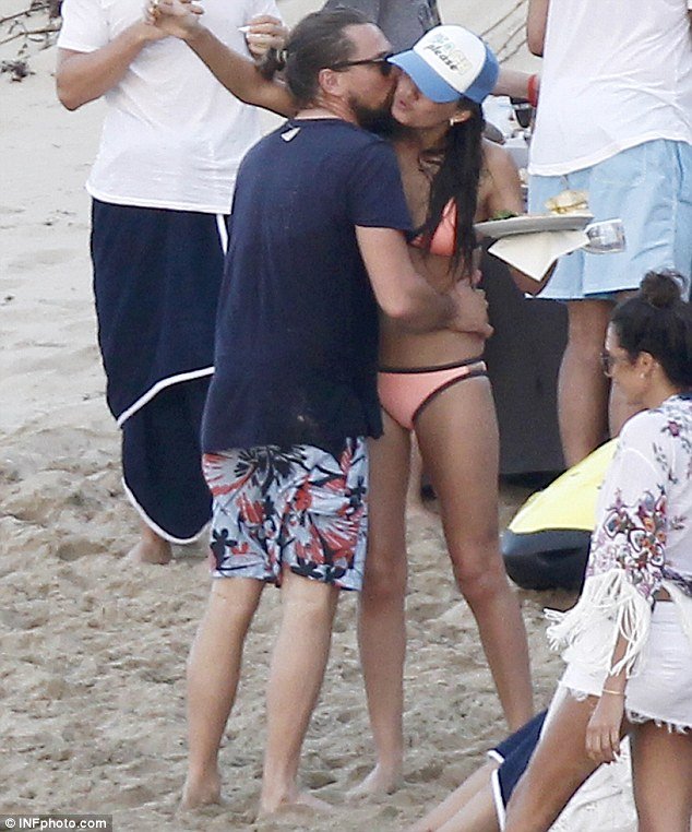 O «πασάς» ΝτιΚάπριο & το χαρέμι με τα μπικίνι-Γλέντησε σε παραλία με ένα τσούρμο γυναίκες [εικόνες] | iefimerida.gr 4