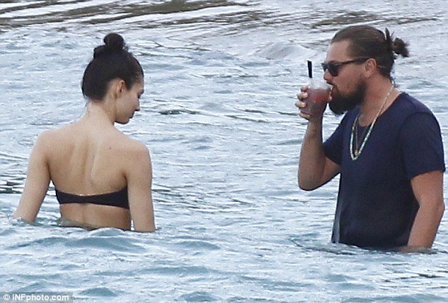 O «πασάς» ΝτιΚάπριο & το χαρέμι με τα μπικίνι-Γλέντησε σε παραλία με ένα τσούρμο γυναίκες [εικόνες] | iefimerida.gr 6