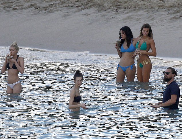 O «πασάς» ΝτιΚάπριο & το χαρέμι με τα μπικίνι-Γλέντησε σε παραλία με ένα τσούρμο γυναίκες [εικόνες] | iefimerida.gr 7