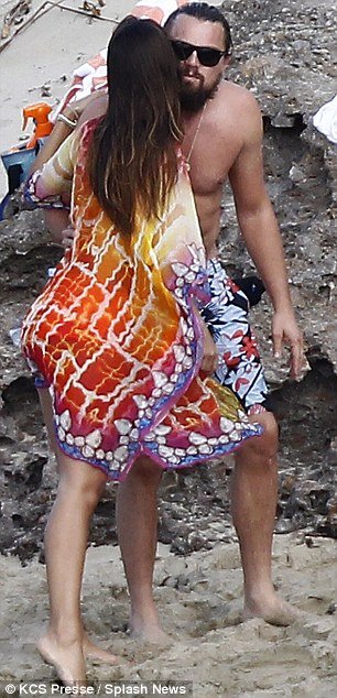 O «πασάς» ΝτιΚάπριο & το χαρέμι με τα μπικίνι-Γλέντησε σε παραλία με ένα τσούρμο γυναίκες [εικόνες] | iefimerida.gr 8