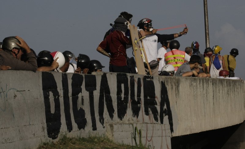Κλιμακώνεται η εξέγερση στη Βενεζουέλα [εικόνες]  | iefimerida.gr 7