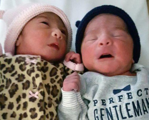 Δίδυμα γεννήθηκαν με τρία λεπτά διαφορά την ώρα που άλλαξε ο χρόνος [εικόνα] | iefimerida.gr 0