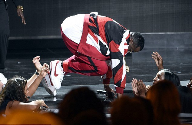 Πασίγνωστος ράπερ δεν είδε τρύπα σε σκηνή και έπεσε μέσα ενώ τραγουδούσε [εικόνες & βίντεο] | iefimerida.gr 1