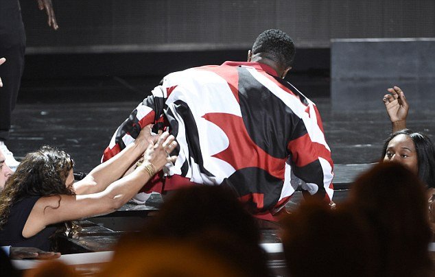 Πασίγνωστος ράπερ δεν είδε τρύπα σε σκηνή και έπεσε μέσα ενώ τραγουδούσε [εικόνες & βίντεο] | iefimerida.gr 2