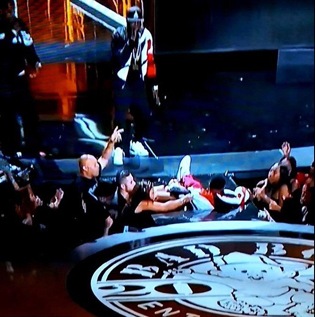 Πασίγνωστος ράπερ δεν είδε τρύπα σε σκηνή και έπεσε μέσα ενώ τραγουδούσε [εικόνες & βίντεο] | iefimerida.gr 0