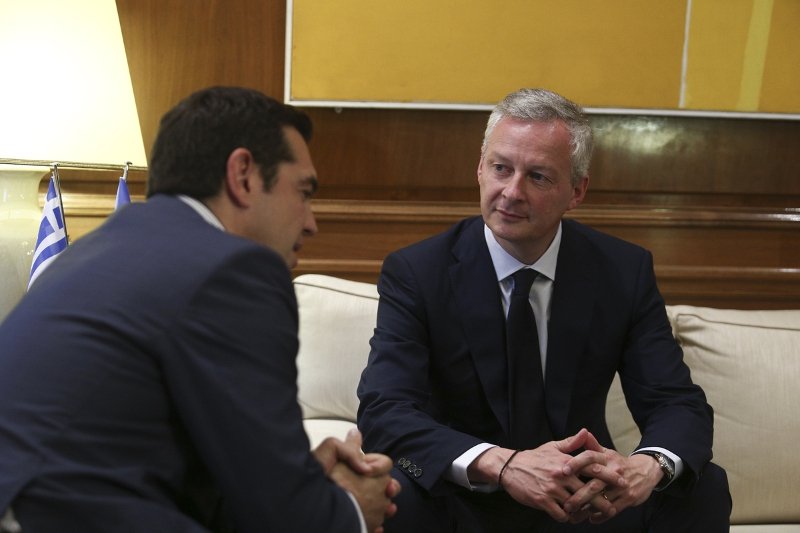Μπρουνό Λεμέρ σε Τσίπρα: Θα σας φέρω τύχη με το βραχιολάκι που φοράω στο χέρι μου από την Αμοργό | iefimerida.gr 3
