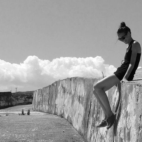 Οι 30χρονες πανομοιότυπες δίδυμες που έπεσαν νεκρές δίπλα-δίπλα στο μακελειό στο Παρίσι -Ενώ έπιναν το ποτό τους [εικόνες] | iefimerida.gr 9