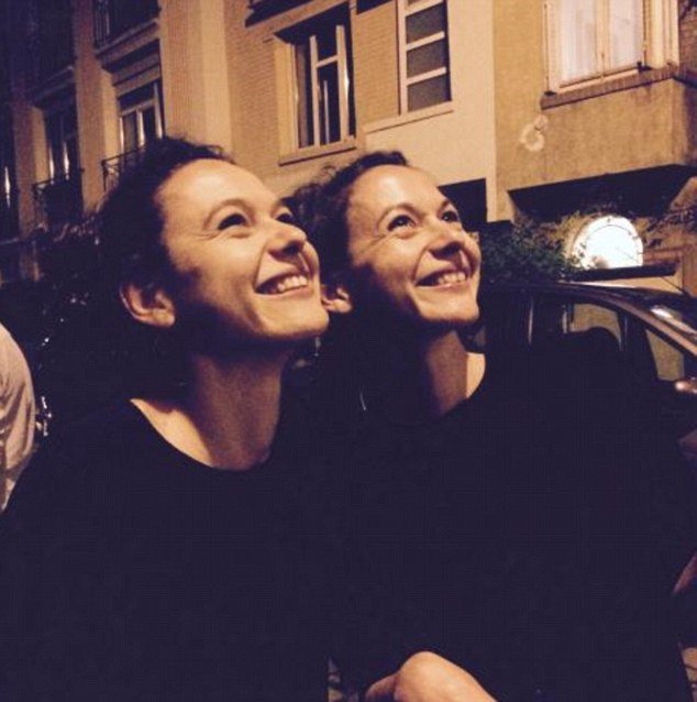 Οι 30χρονες πανομοιότυπες δίδυμες που έπεσαν νεκρές δίπλα-δίπλα στο μακελειό στο Παρίσι -Ενώ έπιναν το ποτό τους [εικόνες] | iefimerida.gr 0