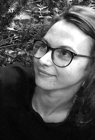 Οι 30χρονες πανομοιότυπες δίδυμες που έπεσαν νεκρές δίπλα-δίπλα στο μακελειό στο Παρίσι -Ενώ έπιναν το ποτό τους [εικόνες] | iefimerida.gr 2