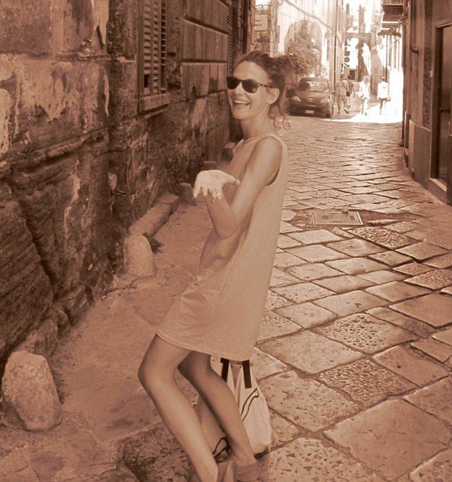 Οι 30χρονες πανομοιότυπες δίδυμες που έπεσαν νεκρές δίπλα-δίπλα στο μακελειό στο Παρίσι -Ενώ έπιναν το ποτό τους [εικόνες] | iefimerida.gr 5