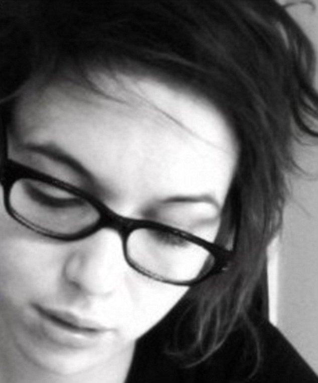 Οι 30χρονες πανομοιότυπες δίδυμες που έπεσαν νεκρές δίπλα-δίπλα στο μακελειό στο Παρίσι -Ενώ έπιναν το ποτό τους [εικόνες] | iefimerida.gr 6