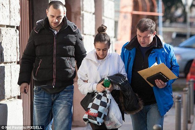 Μαχαίρωσε τη δίδυμη αδελφή της στην καρδιά για έναν άντρα [εικόνες] | iefimerida.gr 2