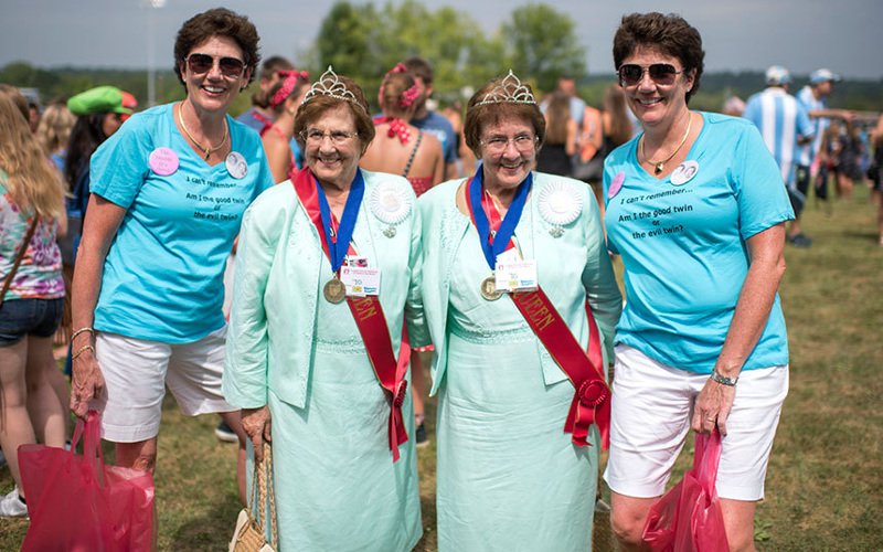 Εκεί όλοι τα βλέπουν διπλά -Το φεστιβάλ για δίδυμους [εικόνες] | iefimerida.gr 7