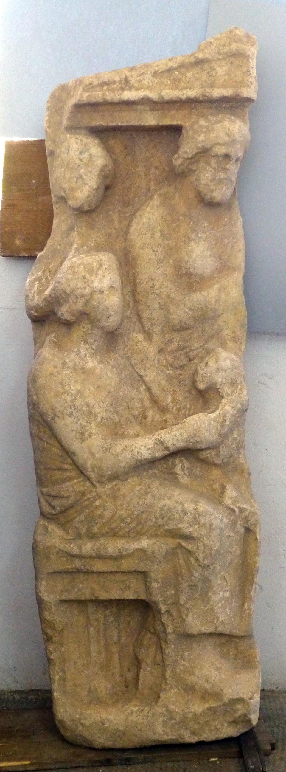 Εκπληξη στον Κεραμεικό -Βρήκαν επιτύμβια στήλη από την κλασική περίοδο [εικόνες] | iefimerida.gr 0