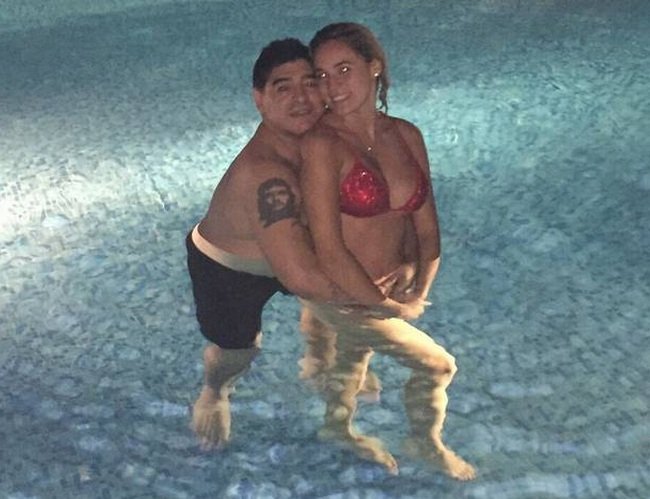 Το χέρι του θεού Μαραντόνα σε «ακατάλληλα» σημεία [εικόνες] | iefimerida.gr 1