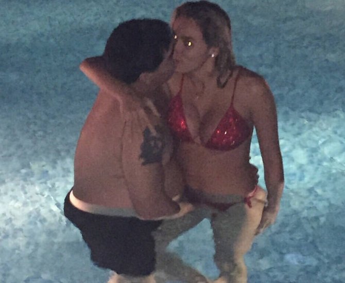 Το χέρι του θεού Μαραντόνα σε «ακατάλληλα» σημεία [εικόνες] | iefimerida.gr 0