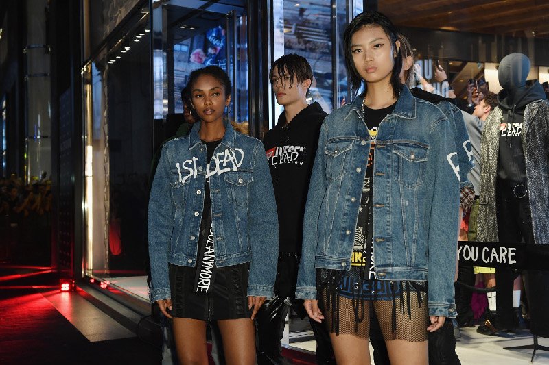 Η νέα κολλεξιόν της Diesel δηλώνει: «the more hate you wear, the less you care»